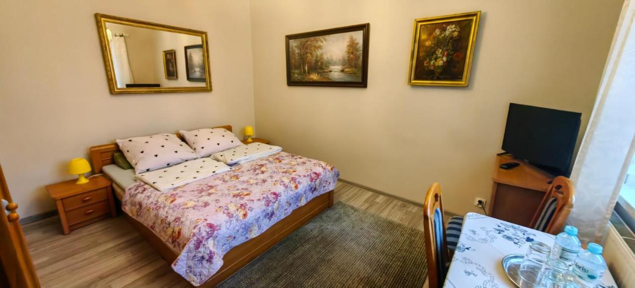 Hotelowe Pokoje J.Bukowiecka Tuszyn Ngoại thất bức ảnh